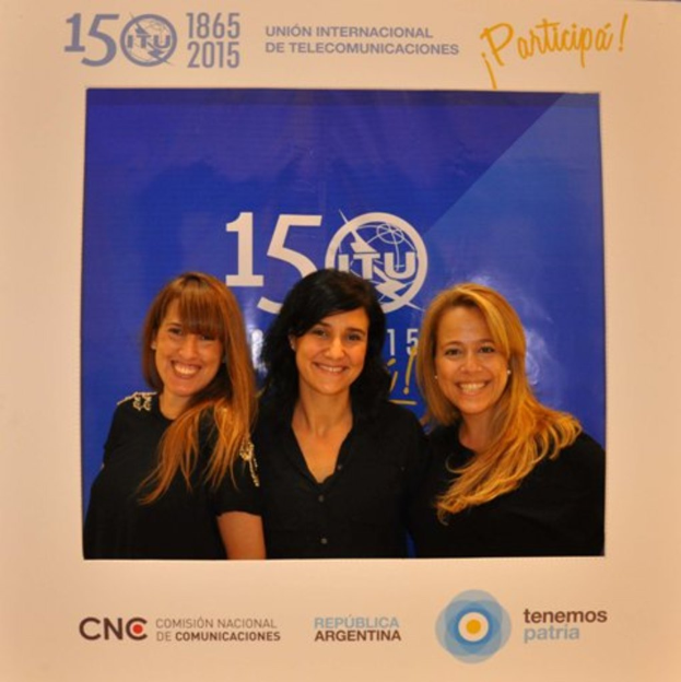 Ein Foto mit drei Frauen auf einem blauen Hintergrund, umgeben von Sponsorennamen und einem Unternehmensnamen.