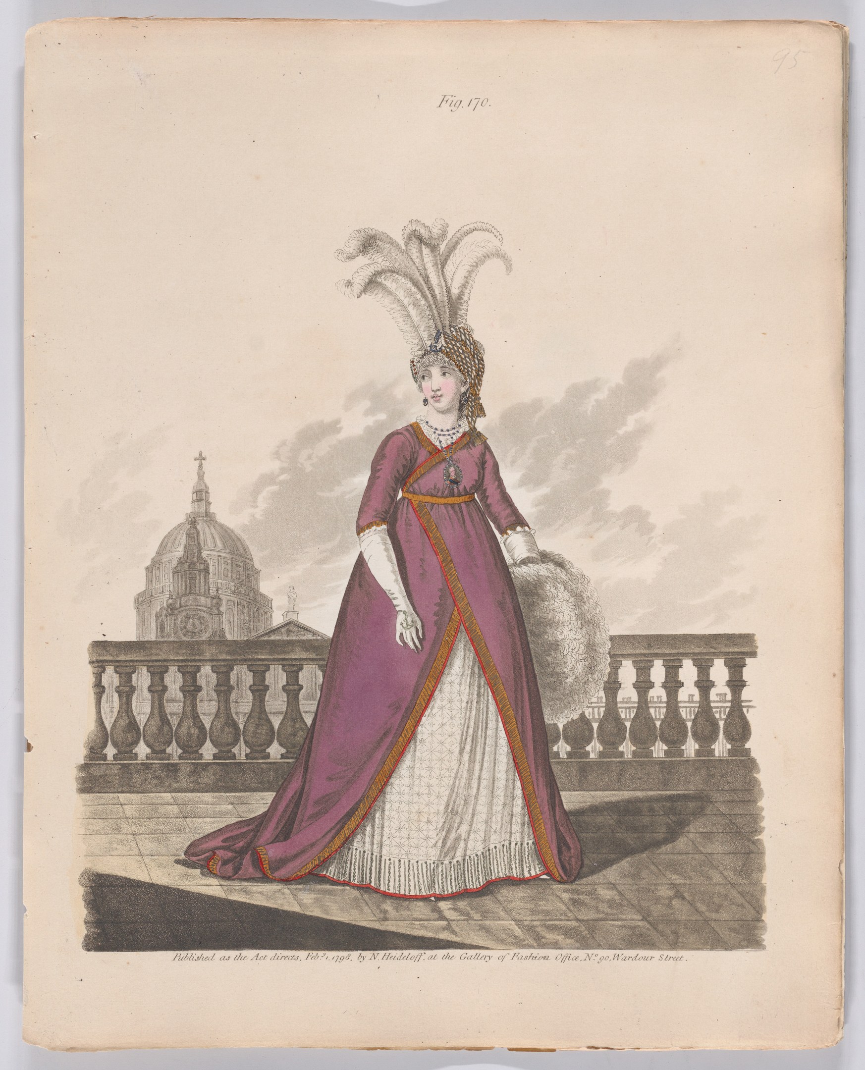 Frau in einem purpurfarbenen und weißen Kleid mit Federn auf dem Kopf, die vor einem Geländer mit einem Gebäude und Wolken im Hintergrund steht, beschriftet mit "Fashion of New York, New York Street, 1790."