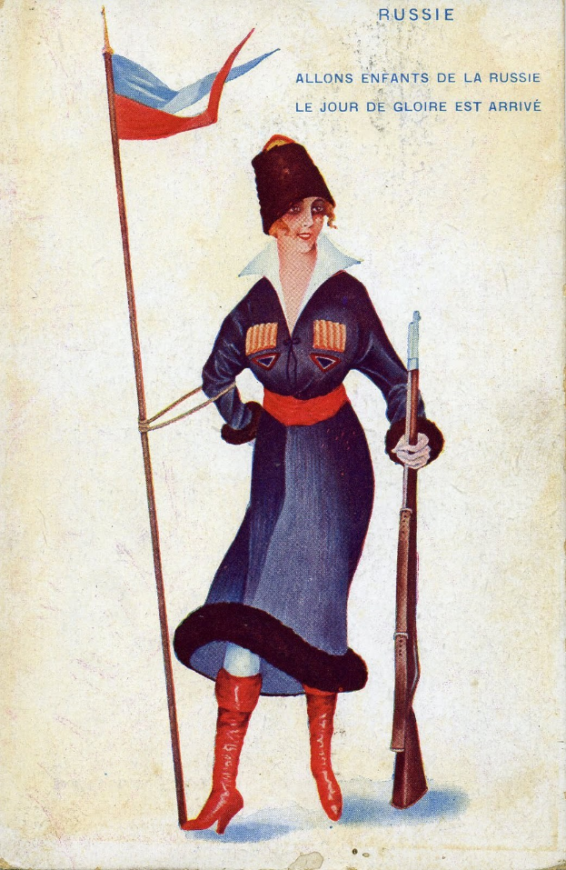 Eine Frau in russischer Militäruniform hält ein Gewehr und eine Fahne, mit dem Text "Allons enfants de la Russie" oben und unten im Bild.