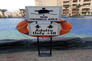Schwimm-Meister fordern Bronze-Anforderung für unter-16-Jährige in Öffentlichen Schwimmbädern