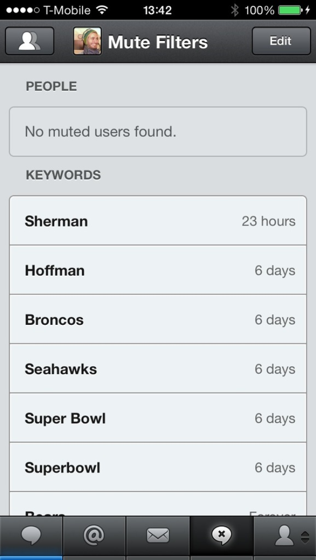 Ein Mobilbildschirm mit WiFi-Symbol und einem Akku bei 100% sowie Logos unten.