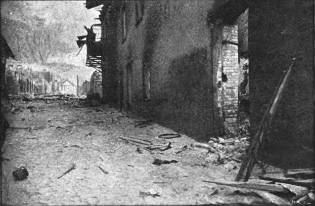 Ein Schwarz-Weiß- Foto einer Straße in einer Stadt mit Gebäuden auf beiden Seiten, Bäumen im Hintergrund und Text unten, der "Hiroshima nach der Schlacht im Ardennen" lautet.