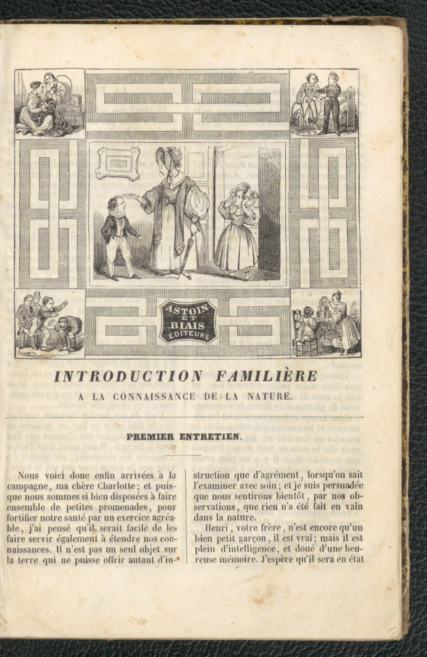 Ein offenes Buch auf einer schwarzen Oberfläche zeigt eine Zeichnung einer Familie und Text, der die Familie vorstellt.