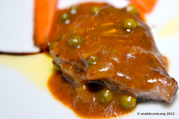 Ein Teller mit verschiedenen Lebensmitteln und Text am unteren Bildrand.