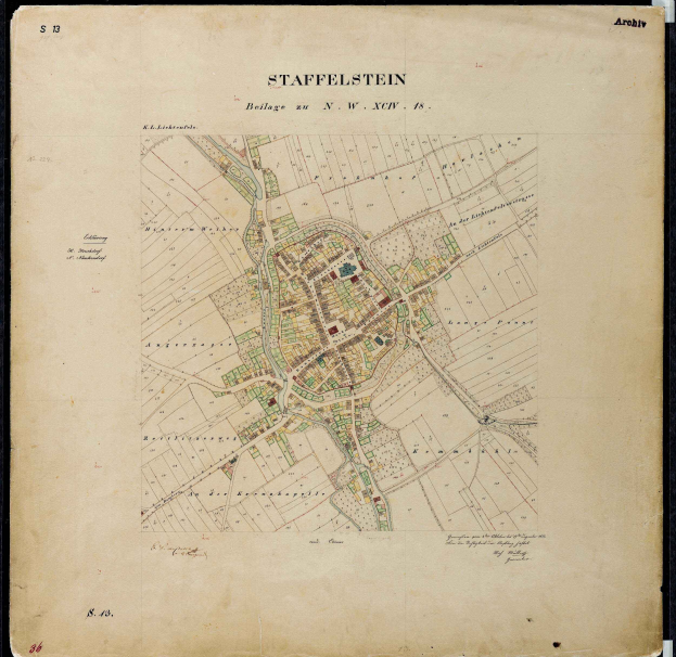 Ein detaillierter alter Stadtplan von Staffelstein, Deutschland, auf einem schwarzen Hintergrund, der Straßen, Gebäude und Sehenswürdigkeiten zeigt.