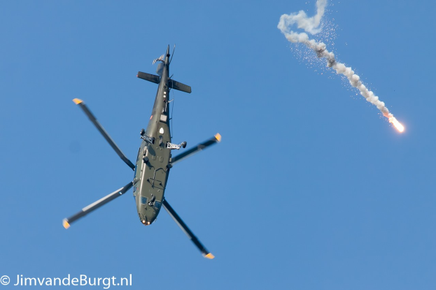 Úbung in Warburg: Angriffshubschrauber Tiger fliegen niedrig bei Nacht über NRW