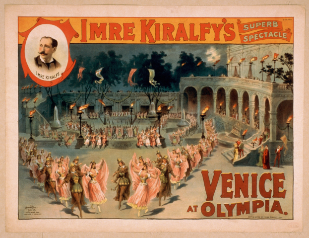 Plakat für Imre Kiralfys Super-Spektakel in Venedig bei Olympia, das kostümierte Künstler vor einem gebogenen und säulenreichen Gebäude mit Laternenmasten und Bäumen im Hintergrund zeigt.