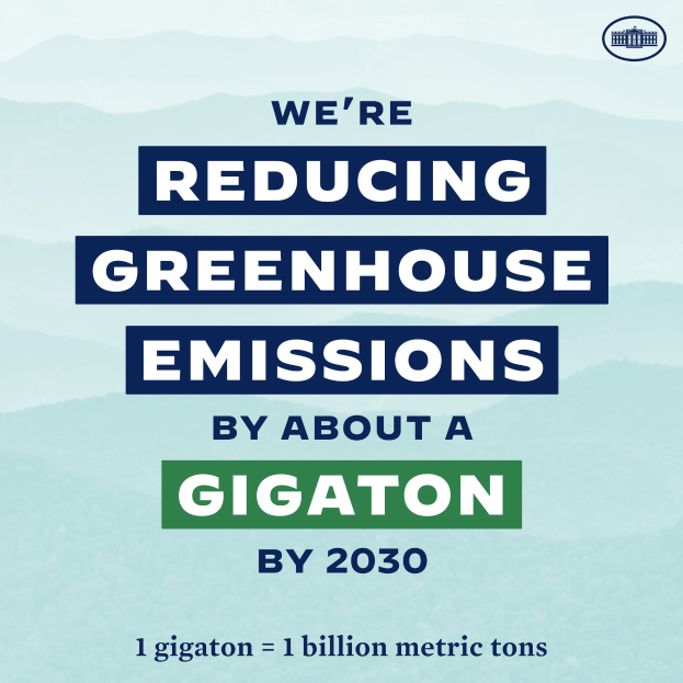 Plakat mit Text und Logo, auf dem steht: "Wir reduzieren die Treibhausgasemissionen um etwa eine Gigatonne bis 2030", das für die Reduzierung der Treibhausgase bis 2030 wirbt.