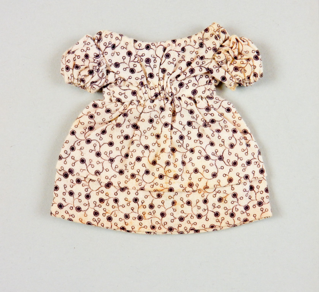 Weißes Sommerkleid mit rundem Halsausschnitt, kurzen Ärmeln und vollem Rock, das ein komplexes mehrfarbiges Muster auf einem leichten Stoff aufweist, auf einer weißen Oberfläche präsentiert.