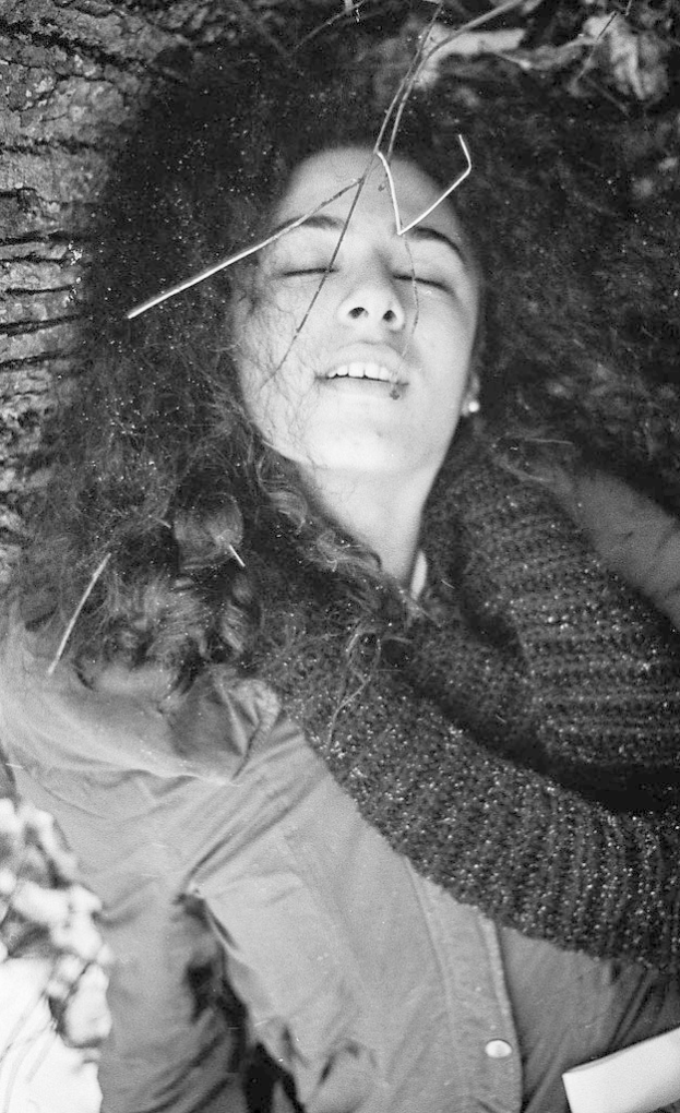 Ein Schwarz-Wei├č-Bild einer M├Ądchen in einer Jacke und einem Wollschal.