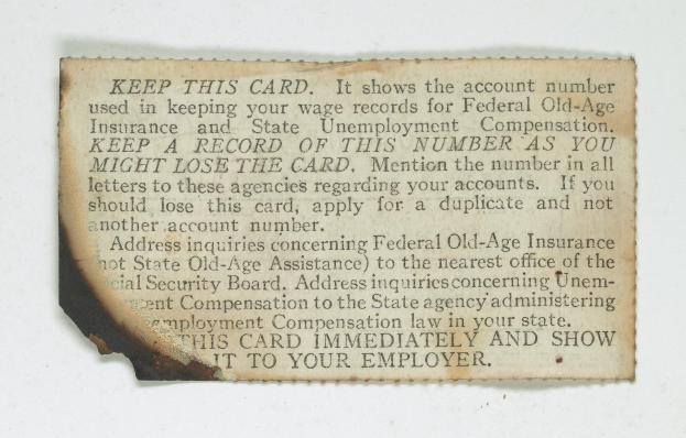 Ein Blatt Papier mit dem Text: "Behalten Sie diese Karte, sie zeigt die Kontonummer, die für die Führung Ihrer Lohnunterlagen für die Bundesrentenversicherung und die Arbeitslosenversicherung verwendet wird."