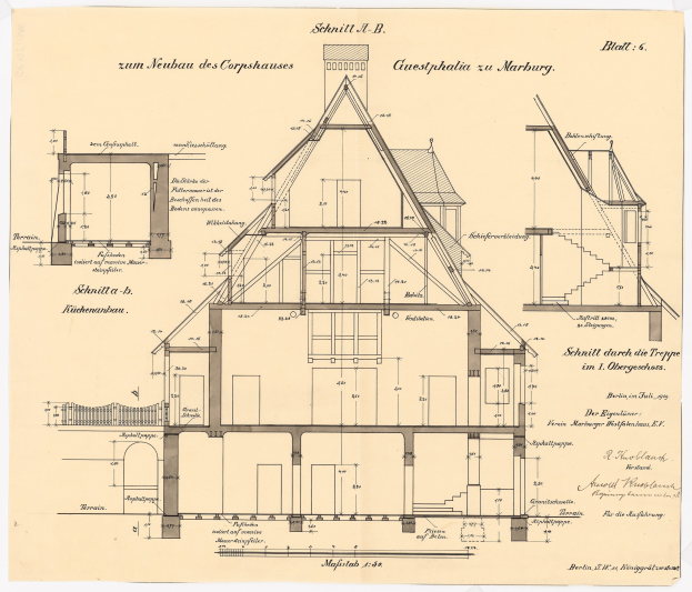 Schwarz-weiß-Architekturzeichnung eines Hauses mit zahlreichen Fenstern und einem Dachfirst, beschriftet als erstes Haus in Deutschland, begleitet von detaillierten Strukturplänen und Text.