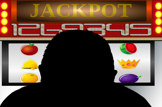 Ein Mann spielt an einem Slot-Automaten mit der Anzeige "Jackpot", umgeben von einer Tafel mit Text und Obstbildern, die ein Online-Casinospiel anzeigt.