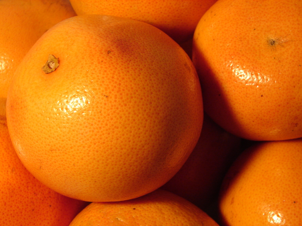 Mehrere Orangen sind in der Mitte des Bildes angeordnet.