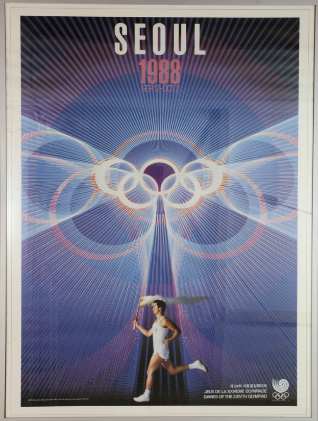 Eine Person, die mit den Olympischen Ringen im Hintergrund läuft und die Wörter 'Olympische Spiele' quer darüber geschrieben sind, auf einem Plakat für die Olympischen Spiele 1988 in Seoul, Südkorea.