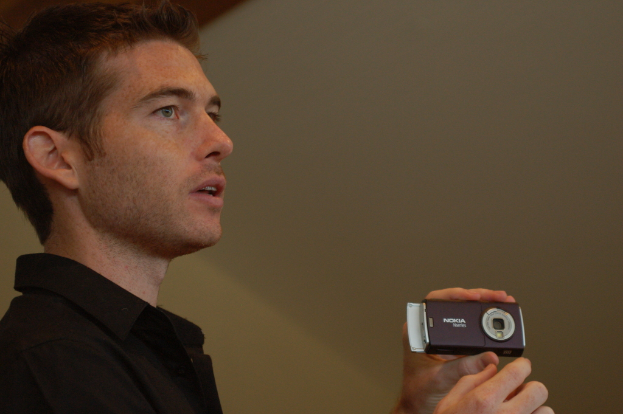 Ein Mann mit einer Kamera.