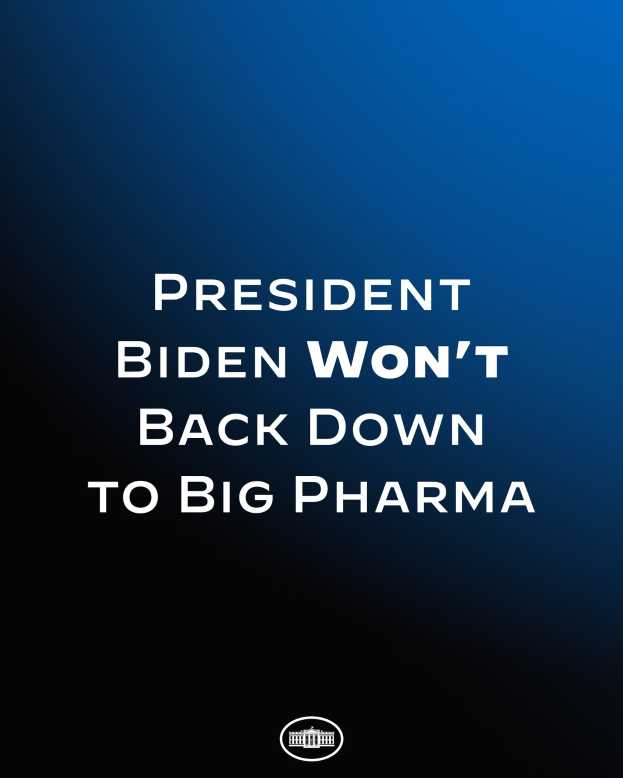 Blauer Hintergrund mit weißer Schrift, die "Präsident Biden gibt nicht nach Big Pharma" und ein Logo unten.