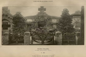 Altes Schwarz-Wei├č-Foto eines Friedhofs in Berlin, Deutschland, mit einem Tor, einer Wand, B├Ąumen und einem Geb├Ąude im Hintergrund und Text unten, der lautet: "Grammalskunst, Berlin-Steglitz, Architekt, Bruue Morning in Berlin".