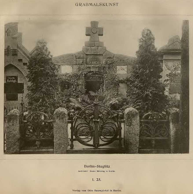 Altes Schwarz-Wei├č-Foto eines Friedhofs in Berlin, Deutschland, mit einem Tor, einer Wand, B├Ąumen und einem Geb├Ąude im Hintergrund und Text unten, der lautet: "Grammalskunst, Berlin-Steglitz, Architekt, Bruue Morning in Berlin".