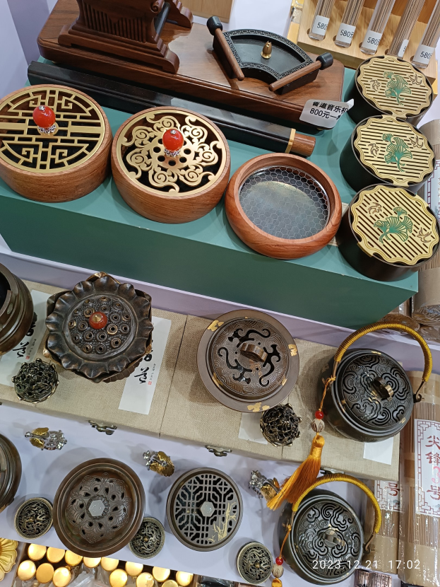 Ein Tisch mit verschiedenen chinesischen Räucherstäbchen, Schachteln und Papieren, wahrscheinlich Teil eines chinesischen Neujahrsfest-Setup.