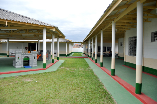 Heime mit Säulen und Zimmern, umgeben von einer Rasenfläche.