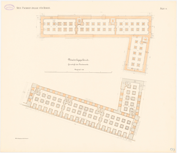 Ein detailliertes architektonisches Zeichnung des Pickhof-Anlage-Gebäudeplan in Berlin, das zahlreiche Fenster und begleitenden Text enthält, der das Layout beschreibt.