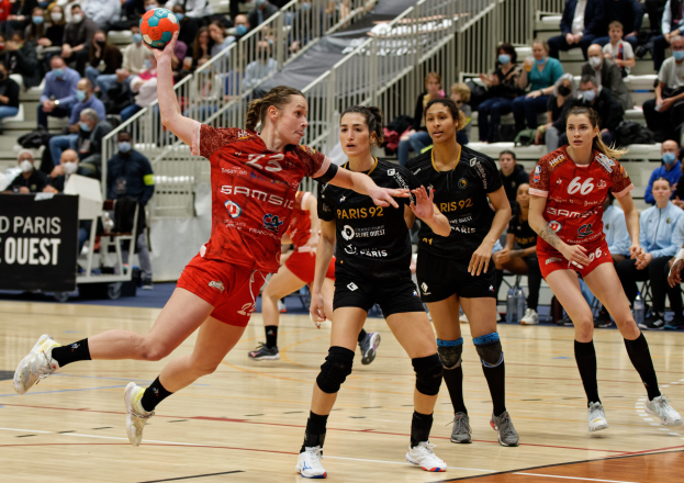Eine Gruppe von Frauen beim Handballspielen auf einem Platz während des Events "Frankreich gegen Frankreich - Handball-Weltmeisterschaft 2019" in Paris mit Zuschauern im Hintergrund.