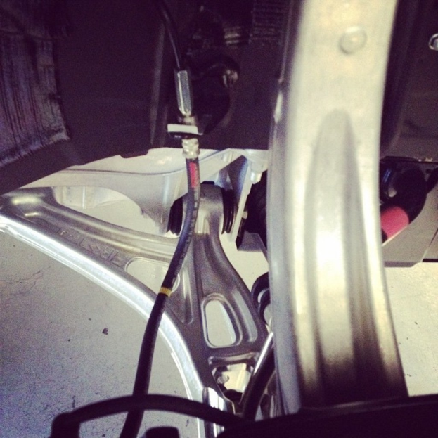 Eine metallische Elektromaschine vor einer Wand.