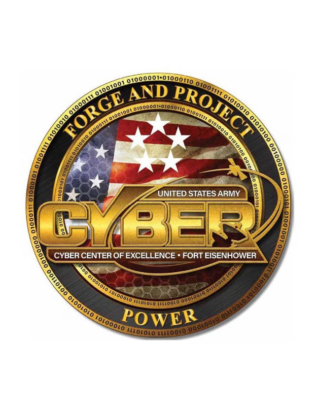 Logo der United States Army Cyber Center of Excellence, Fort Eisenhower, mit einem blauen Kreis mit einem weißen Stern, einem weißen Rand und der schwarzen Schrift "Forge and Project Cyber Power" darunter.