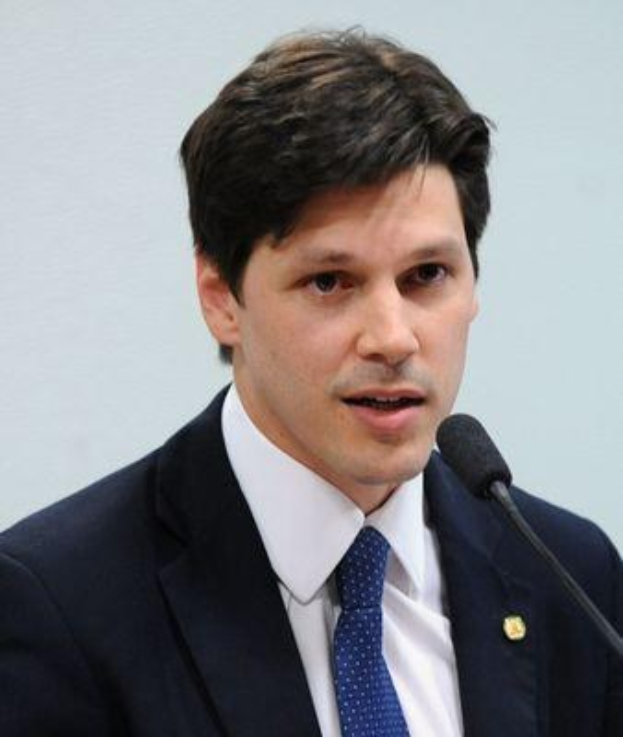 Ein Mann im Anzug spricht in ein Mikrofon und scheint auf die Nachricht eines vom Staat genehmigten Gesetzes zur Internet-Sperre zu reagieren.