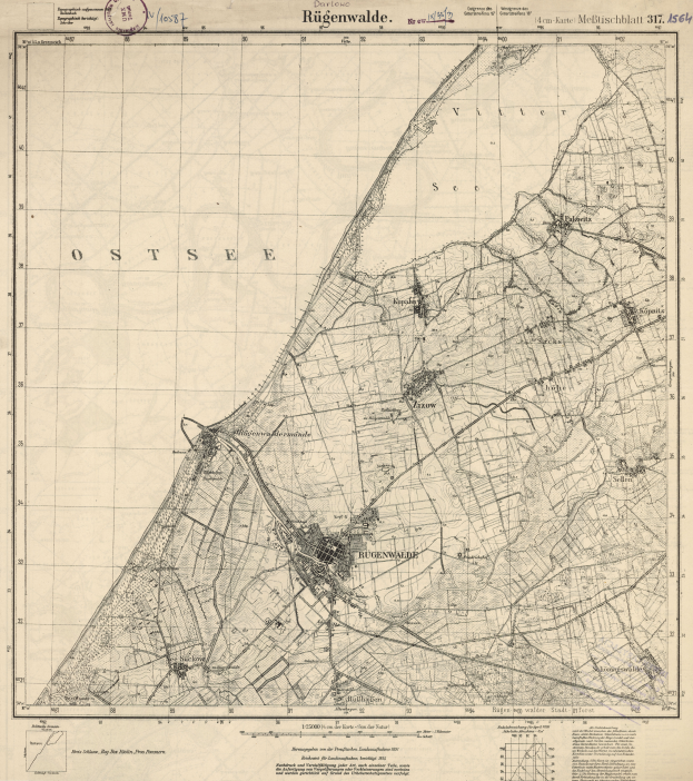 Ein detaillierter alter Stadtplan von Rügenwalde, Deutschland, der Straßen, Gebäude und Sehenswürdigkeiten zeigt, mit Text und einem Stempel auf dem Papier.