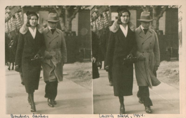 Zwei Frauen in Mänteln und Hüten gehen eine Straße entlang, mit Bäumen und einem Gebäude im Hintergrund und Text am unteren Bildrand, der sie als Schwestern ausweist.