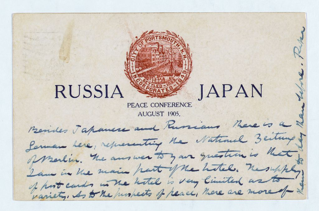 Ein Umschlag mit einer Briefmarke, auf der "Russland und Japan Friedenskonferenz" steht und ein Logo eines Gebäudes in der Mitte.