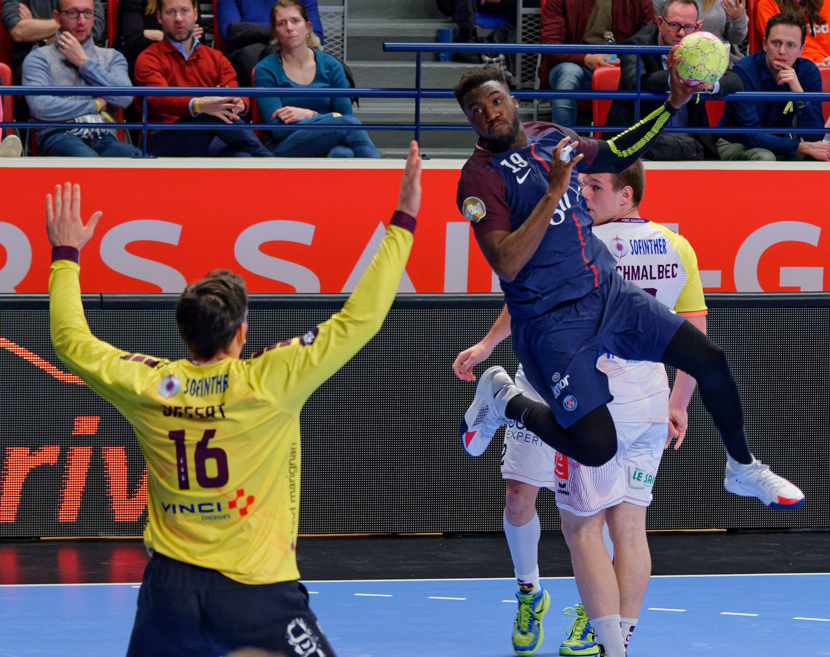 Mannergruppe spielt Hallenhandball auf einem Court mit einem Ball in der Luft, in einer Stadionatmosphäre während des Futsal-Weltmeisterschaftsspiels 2019 zwischen Paris Saint-Germain und Bordeaux.