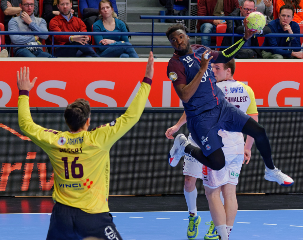 Mannergruppe spielt Hallenhandball auf einem Court mit einem Ball in der Luft, in einer Stadionatmosphäre während des Futsal-Weltmeisterschaftsspiels 2019 zwischen Paris Saint-Germain und Bordeaux.