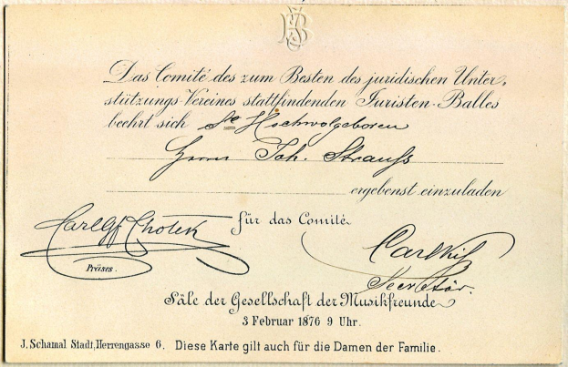 Ein altes Dokument mit Handschrift, das ein deutsches Regierungszertifikat mit Text und einem Logo oben zeigt.