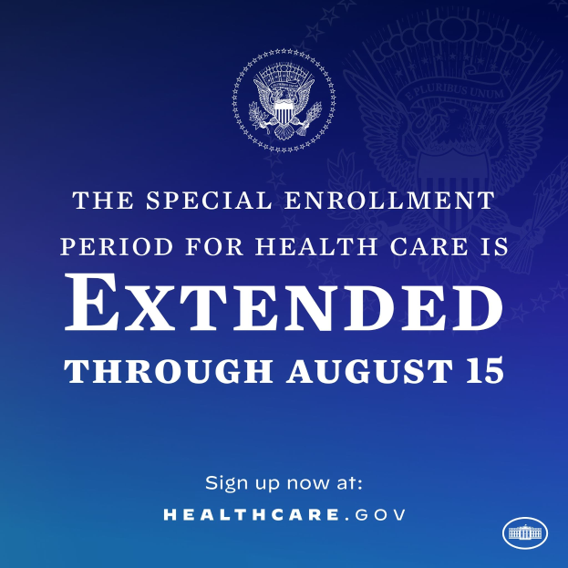 Plakat mit Text und Logo, das "Die Sonderfrist für die Krankenversicherung ist bis zum 15. August verlängert" angibt.