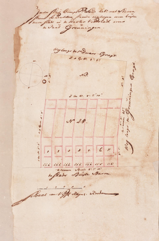 Ein altes Buch mit einer Kartenskizze auf der ersten Seite, die das Layout eines Hofes mit Text und Zahlen zeigt.