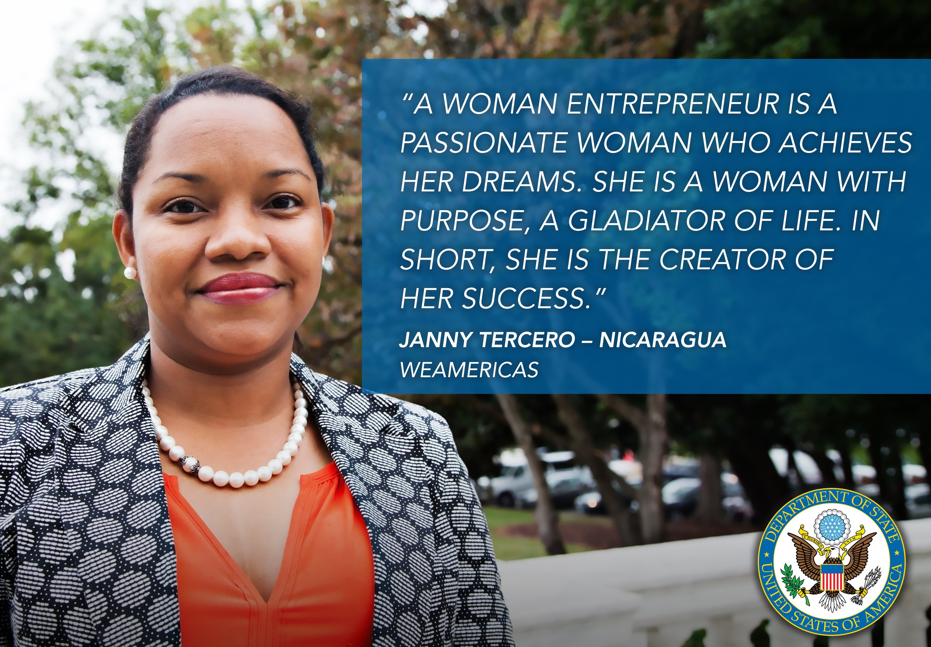 Eine Frau-Unternehmerin in einem schwarzen und weißen Jackett und einem orangefarbenen Kleid steht vor einem Hintergrund aus Bäumen, Fahrzeugen und Himmel, mit einem Logo und Text über ihren Zweck und Erfolg auf der rechten Seite.