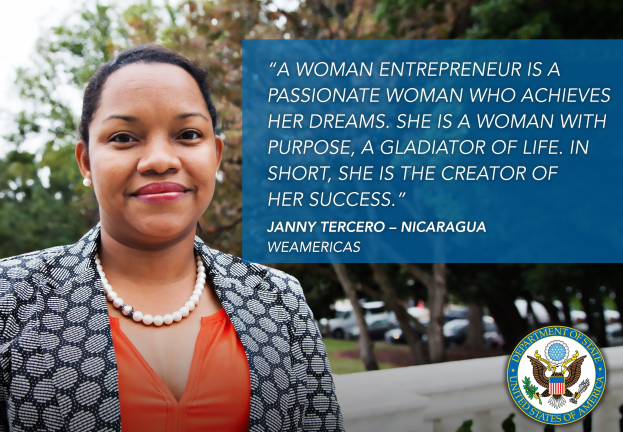 Eine Frau-Unternehmerin in einem schwarzen und weißen Jackett und einem orangefarbenen Kleid steht vor einem Hintergrund aus Bäumen, Fahrzeugen und Himmel, mit einem Logo und Text über ihren Zweck und Erfolg auf der rechten Seite.