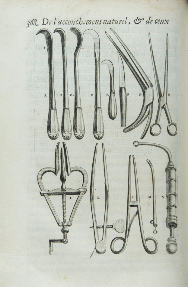 Ein aufgeschlagenes Buch mit einer ordentlich gezeichneten Darstellung verschiedener chirurgischer Instrumente und begleitendem Text.