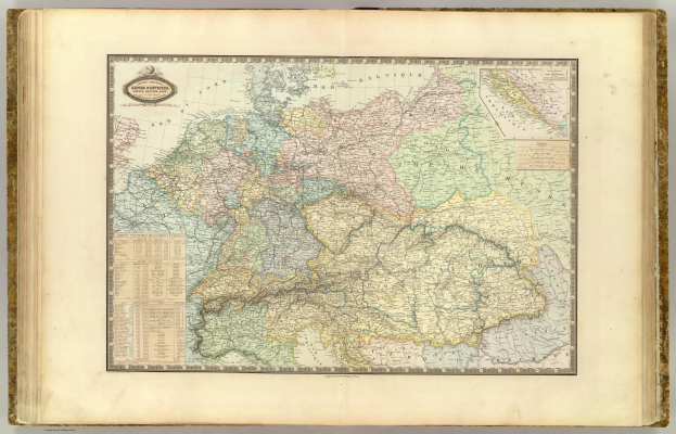Ein aufgeschlagenes Buch mit einer detaillierten Karte von Deutschland, auf der verschiedene Bundesländer und Städte markiert sind.