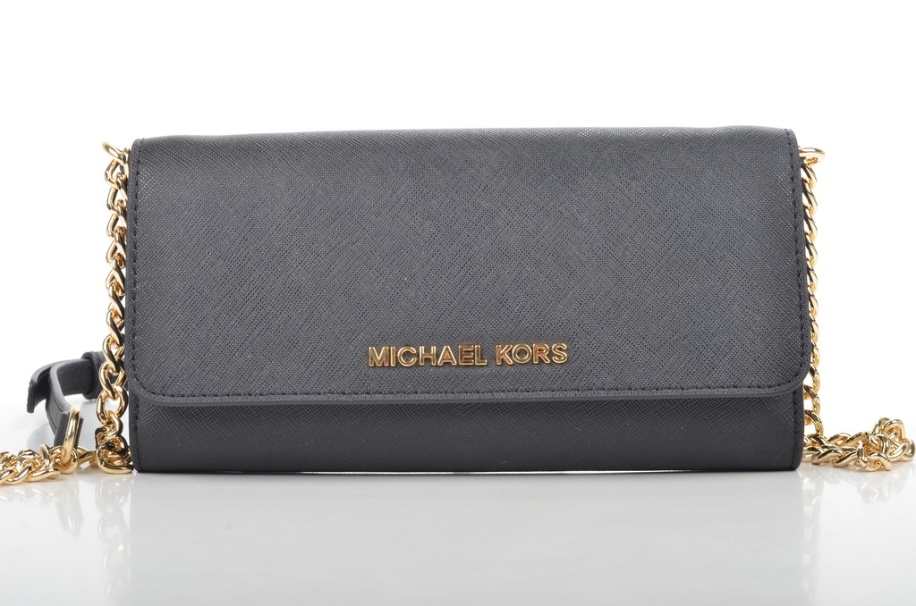 Eine Michael-Kors-Handtasche wird präsentiert.