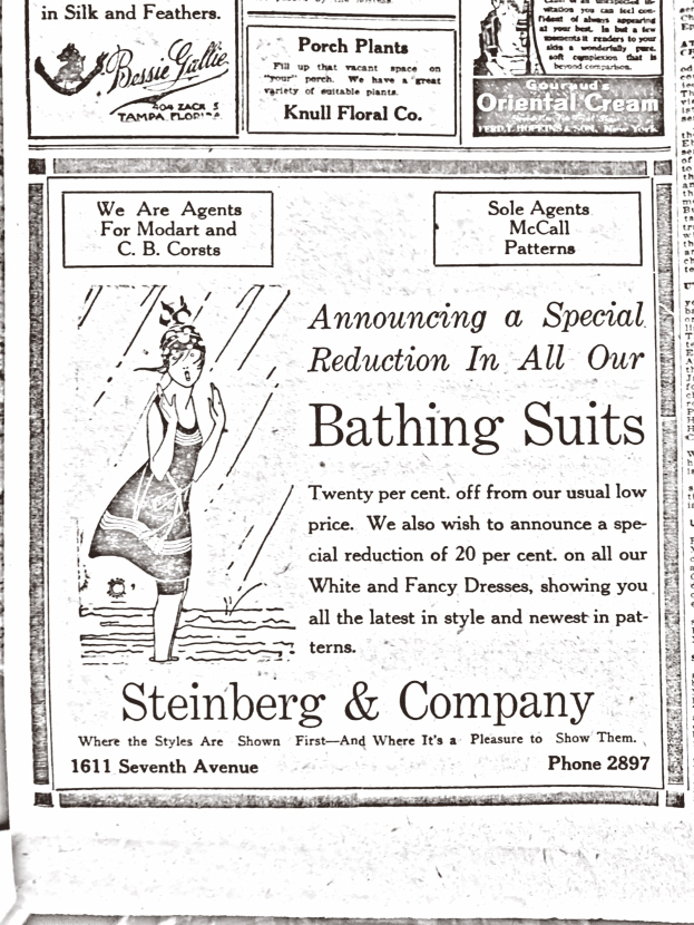 Eine Frau in einem weißen hochgeschlossenen, langärmeligen Kleid mit ihrem Haar zu einem Knoten gebunden, steht zentral in einer Werbung für Steinberg & Company's Badesachen umgeben von Text.