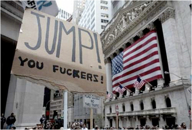 Eine große Menschenmenge mit Schildern und Plakaten, wobei US-Flaggen und Gebäude im Hintergrund zu sehen sind.